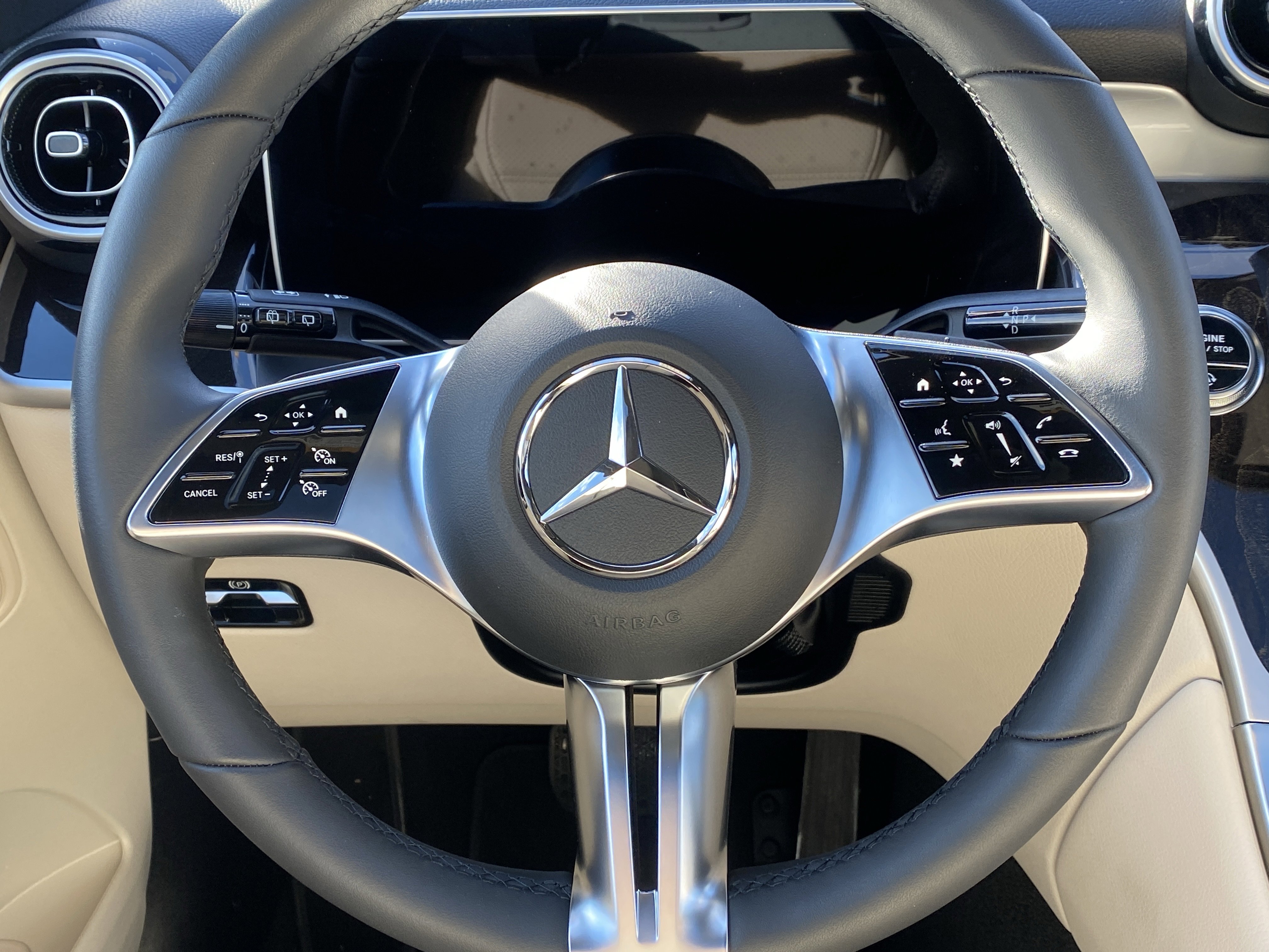 Used 2025 Mercedes-Benz GLC 300 4MATIC image 13