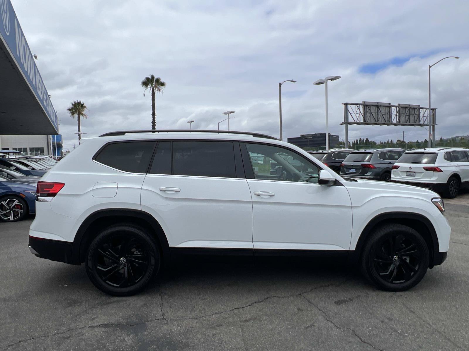 Certified 2023 Volkswagen Atlas SE w/ Black Wheel Package FWD image 26