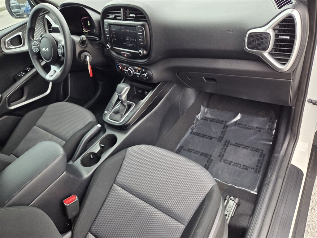 Used 2023 Kia Soul LX w/ LX Technology Package image 16