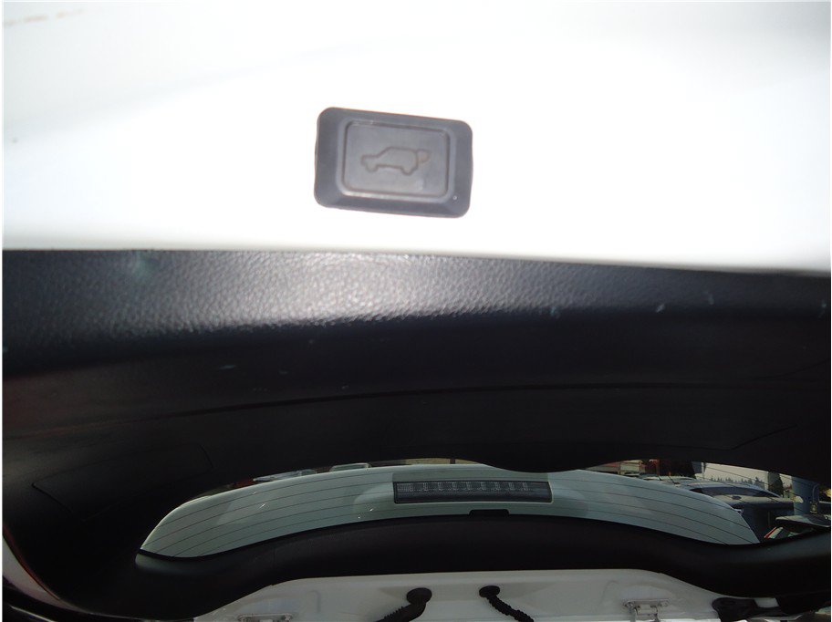 Used 2015 Toyota RAV4 Limited w/ Technology Package AWD/4WD image 21