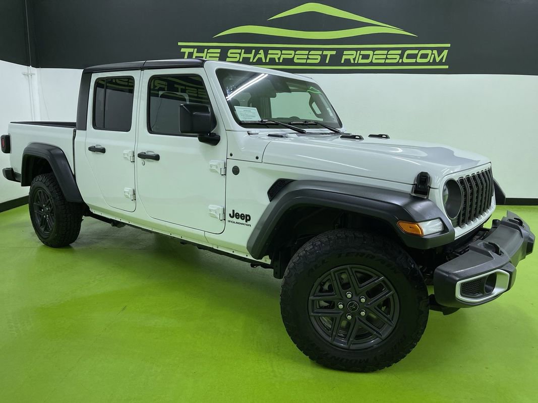 Used 2025 Jeep Gladiator Sport image 1