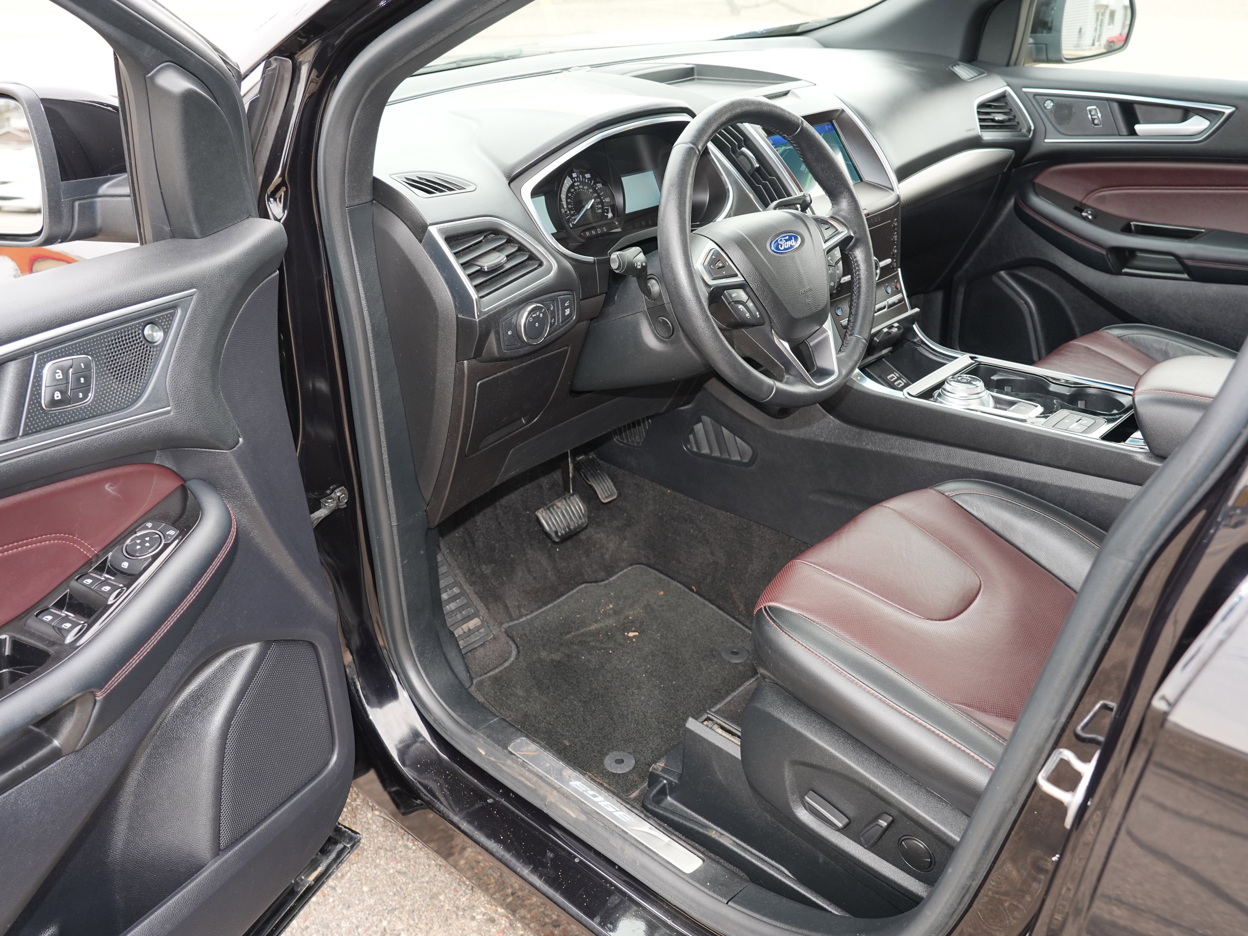 Used 2020 Ford Edge Titanium w/ Equipment Group 301A image 16