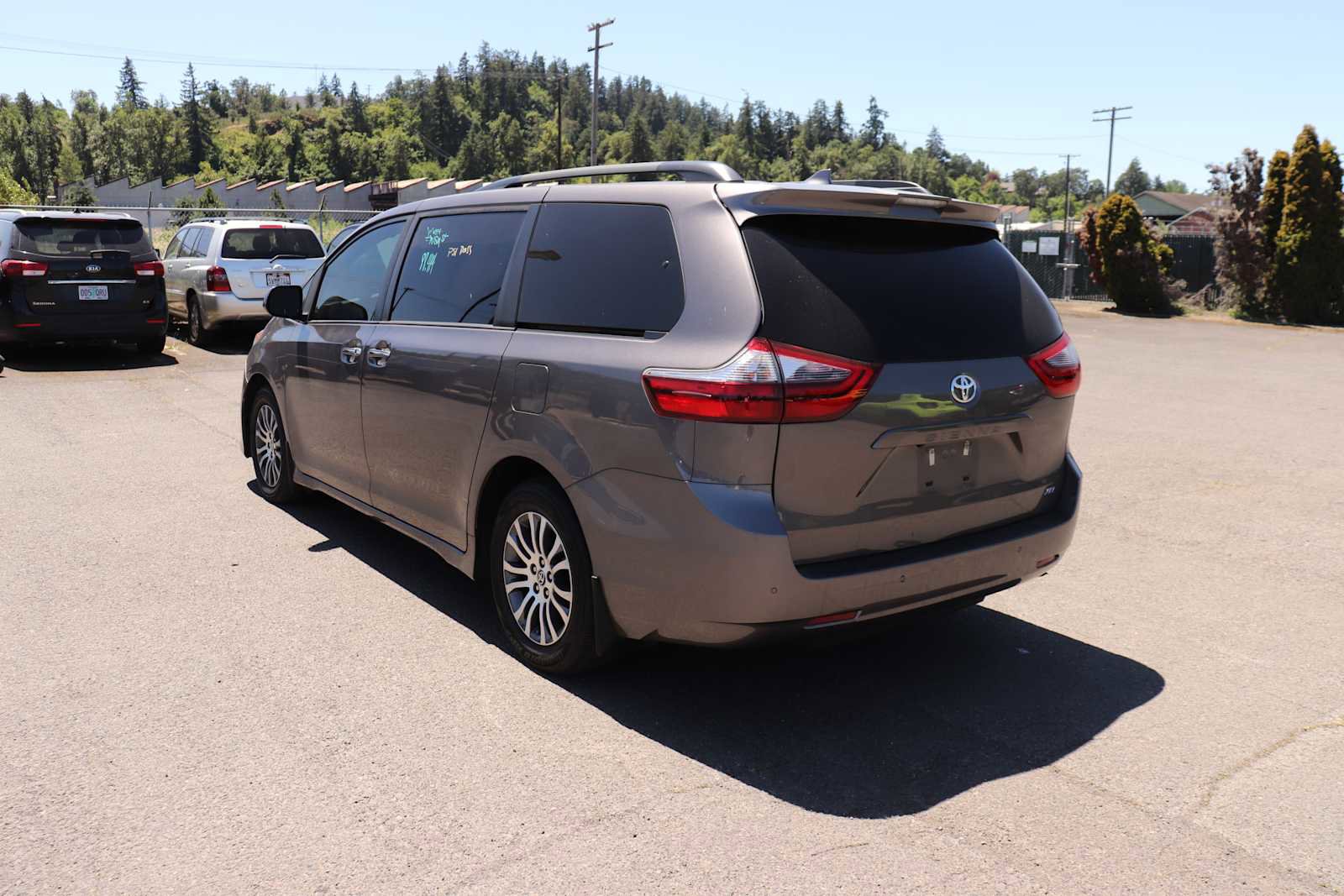 Used 2020 Toyota Sienna XLE Premium w/ Carpet Mat Package FWD image 7