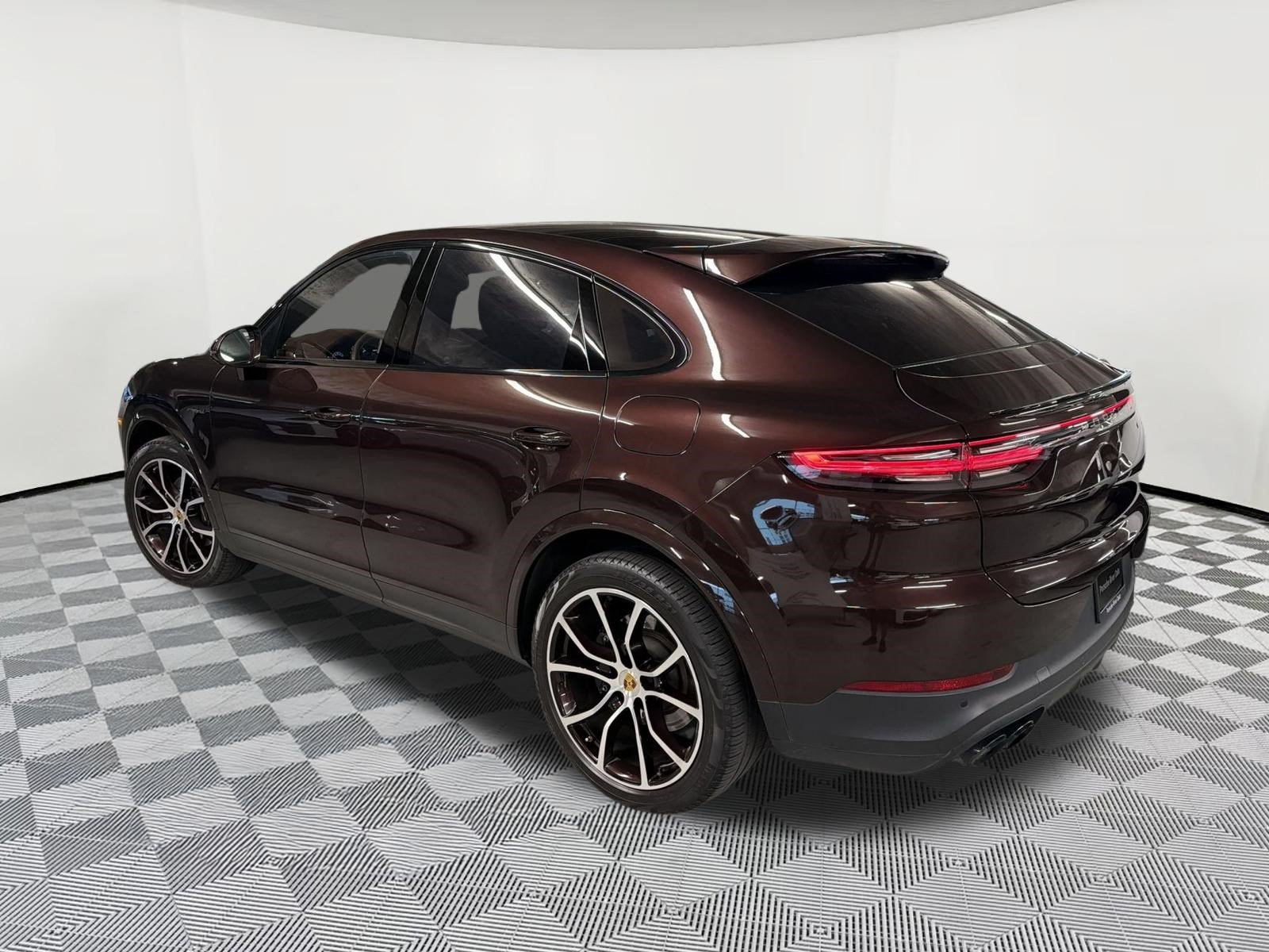 Used 2023 Porsche Cayenne Platinum Edition AWD/4WD image 3