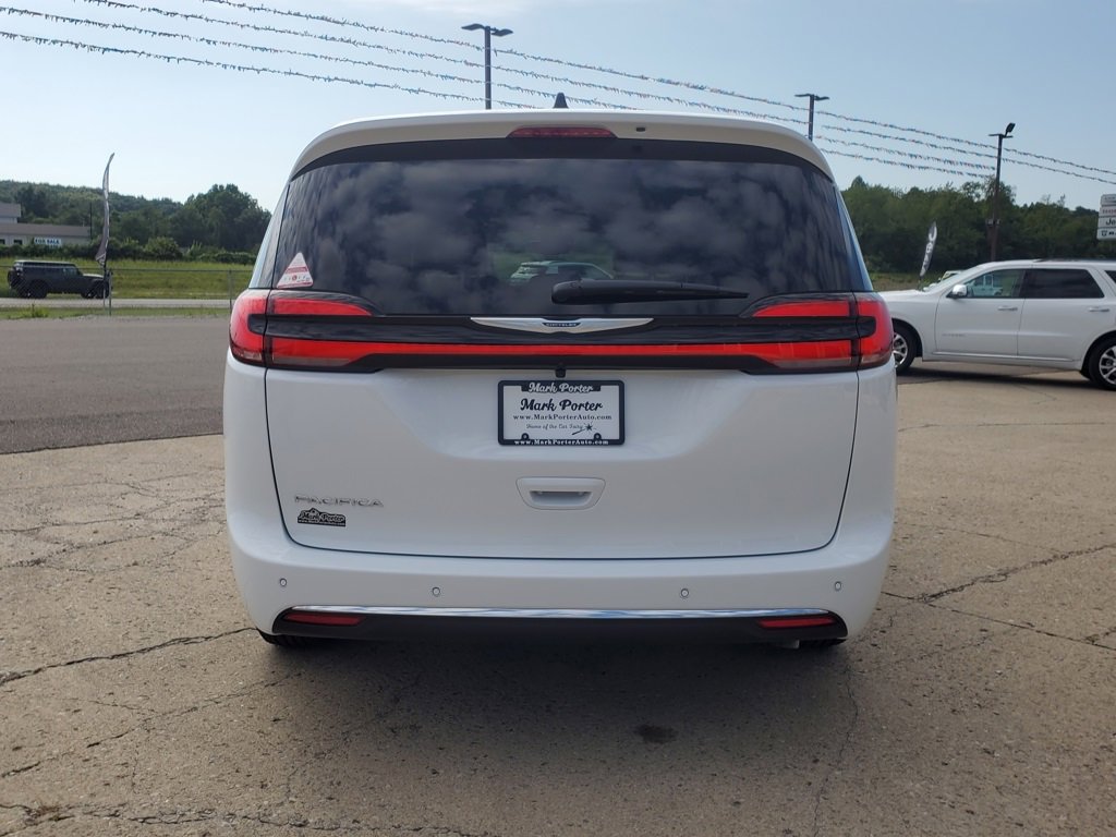 New 2026 Chrysler Pacifica Select image 4
