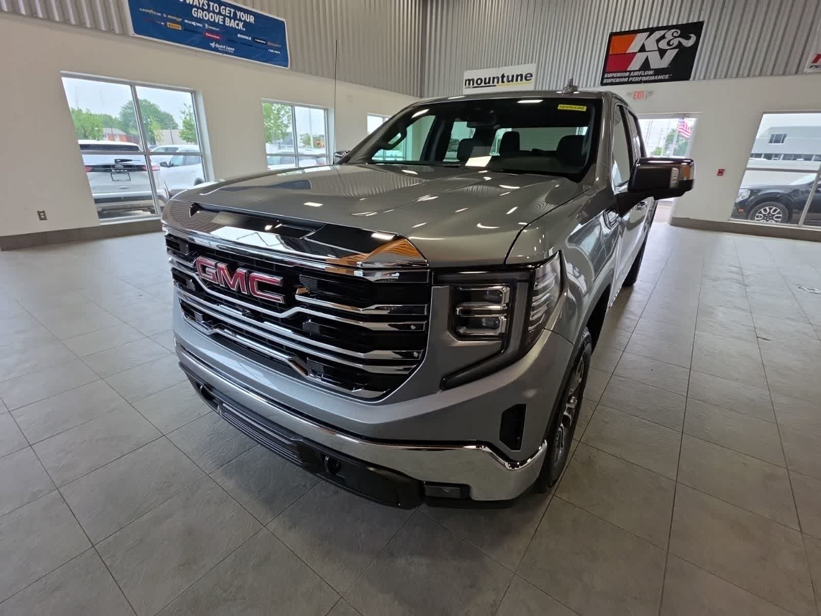Used 2025 GMC Sierra 1500 SLT AWD/4WD image 2