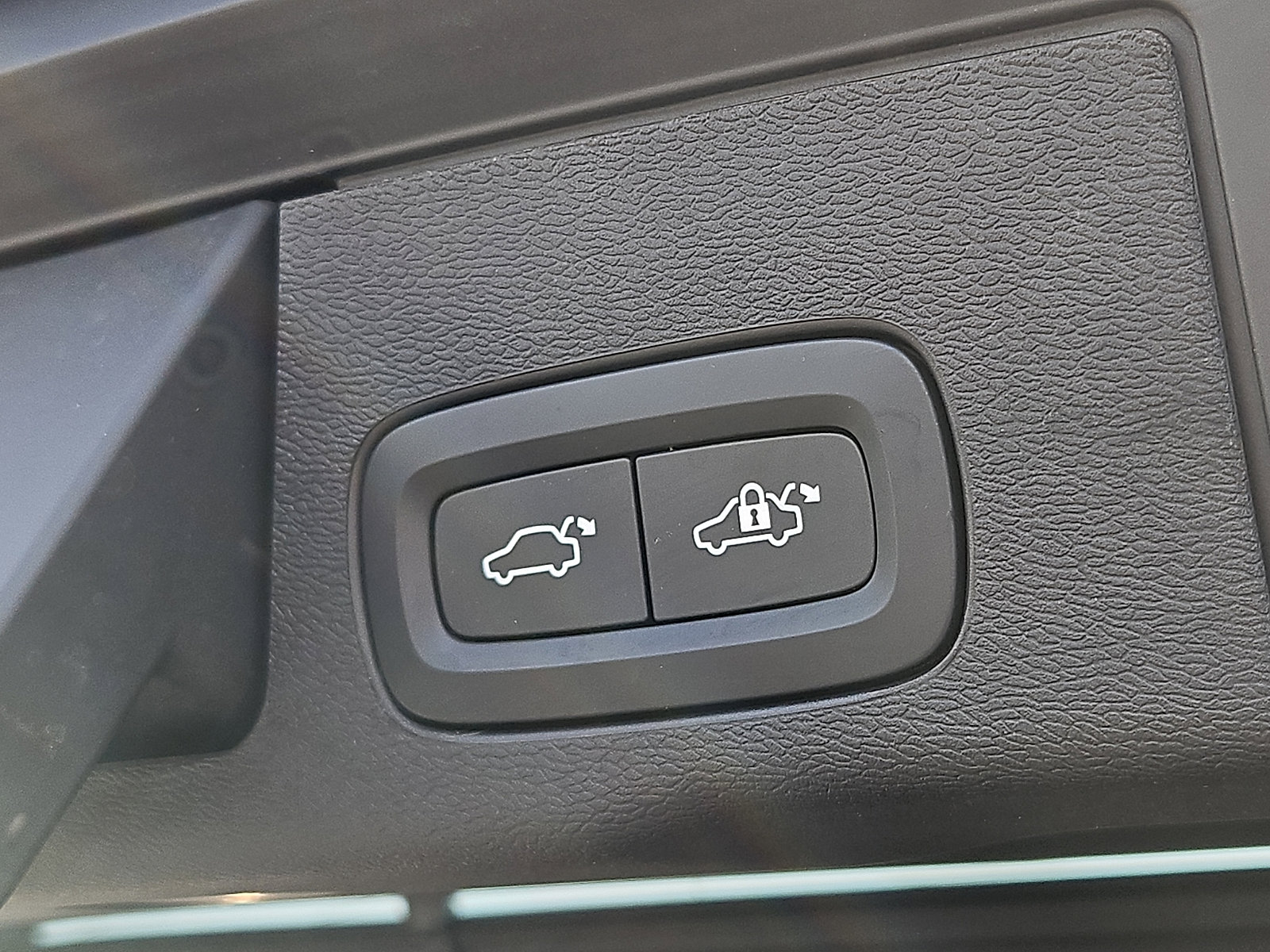 Certified 2023 Volvo XC60 B5 Plus w/ Protection Package Premier image 29