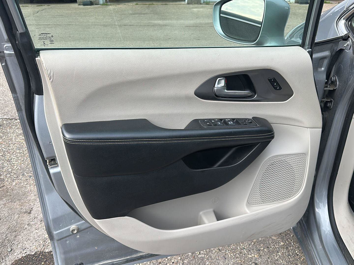 Used 2021 Chrysler Pacifica Touring-L FWD image 16