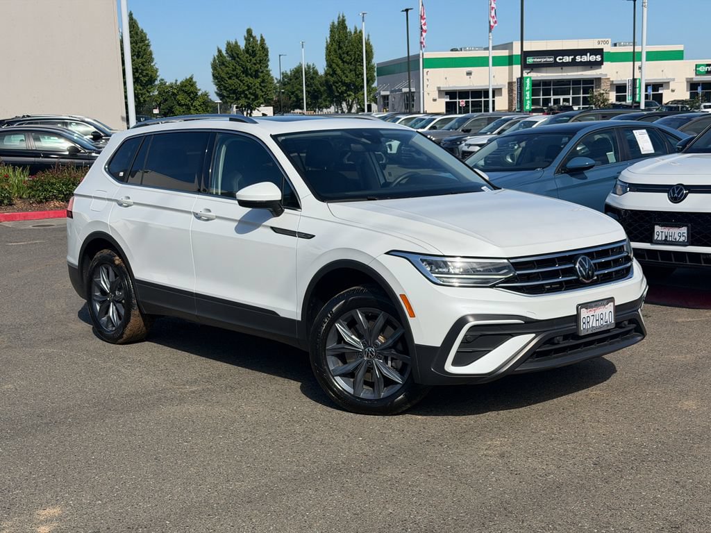 Used 2023 Volkswagen Tiguan SE w/ Panoramic Sunroof Package AWD/4WD image 3