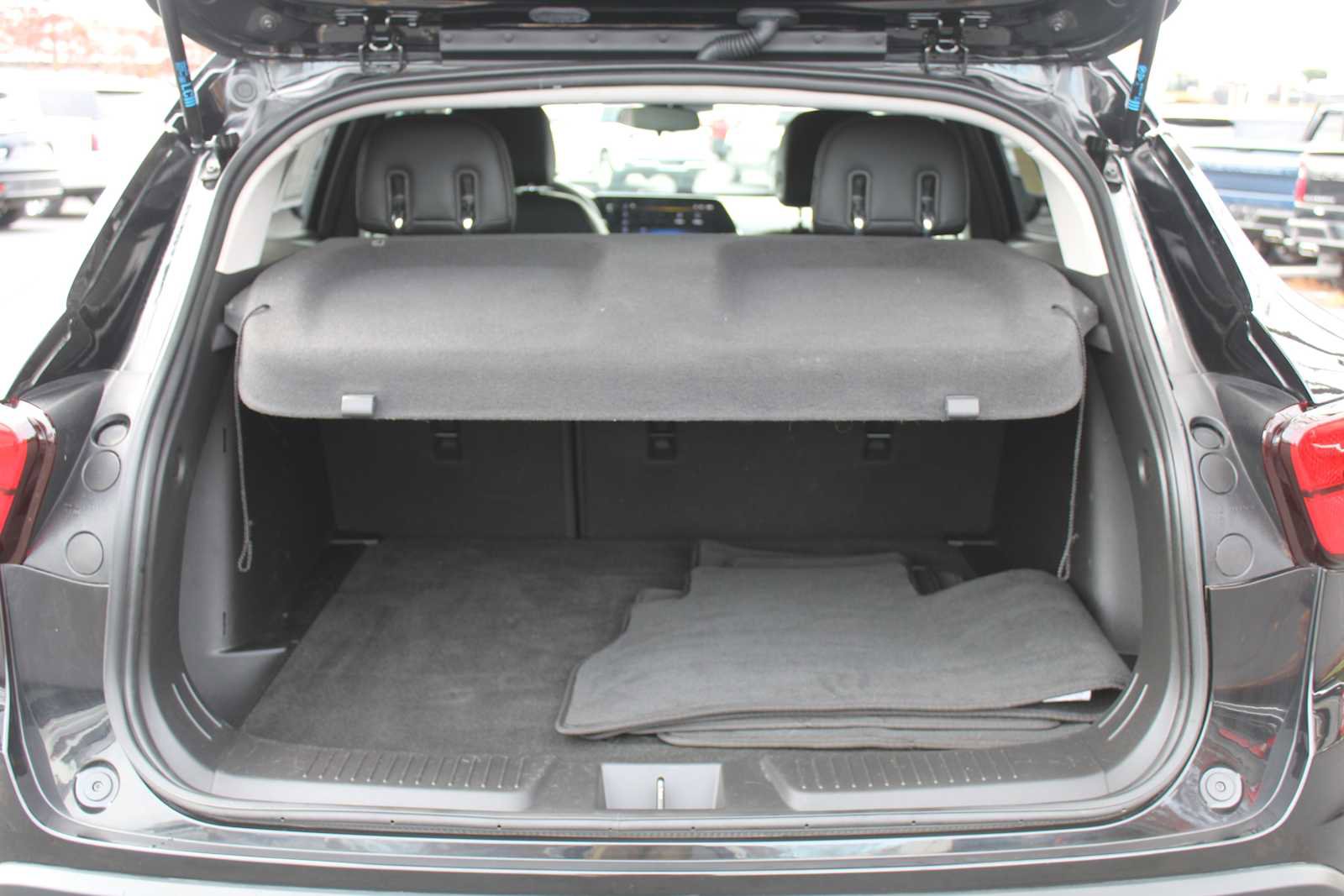 Used 2024 Chevrolet Trax LT w/ LT Convenience Package image 11