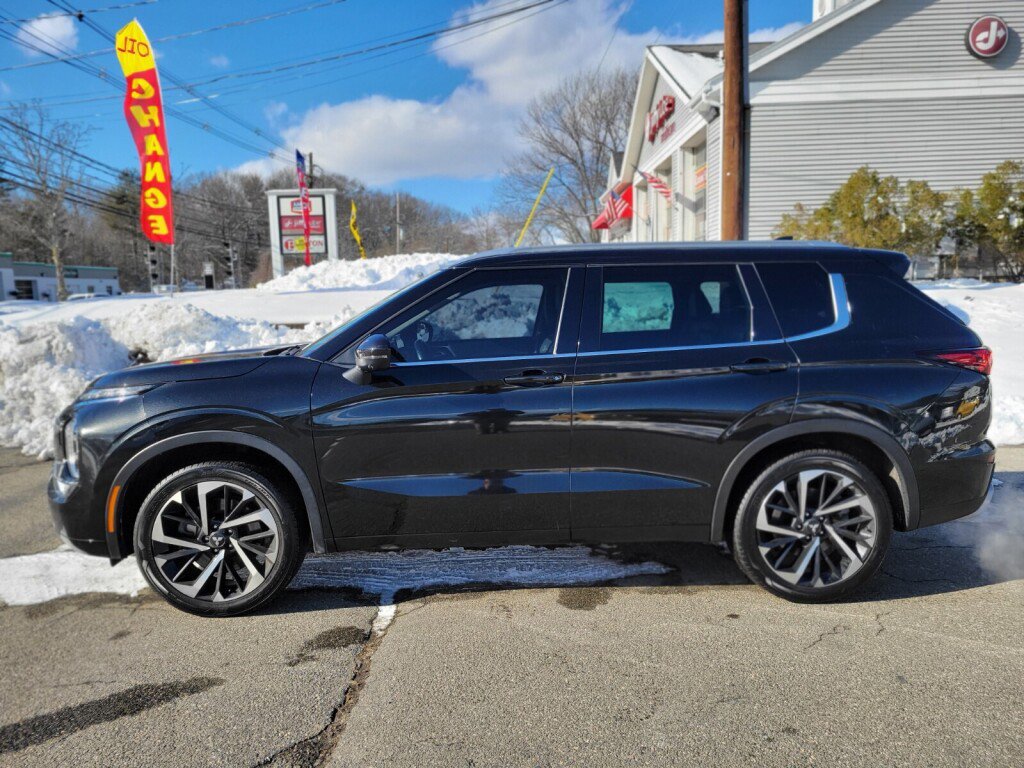 Used 2022 Mitsubishi Outlander SEL image 2