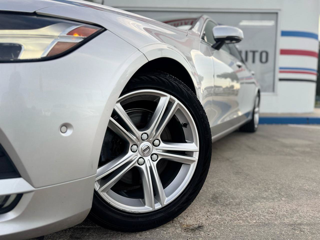 Used 2018 Volvo S90 T5 Momentum w/ Convenience Package AWD/4WD image 5