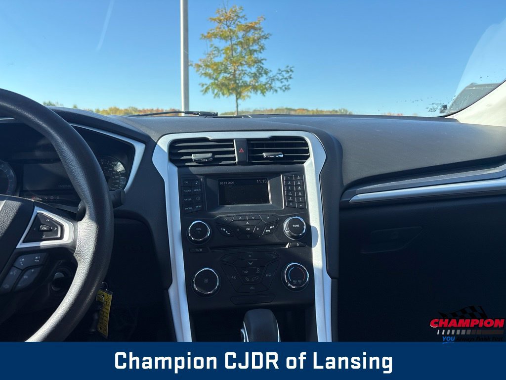 Used 2015 Ford Fusion SE FWD image 3