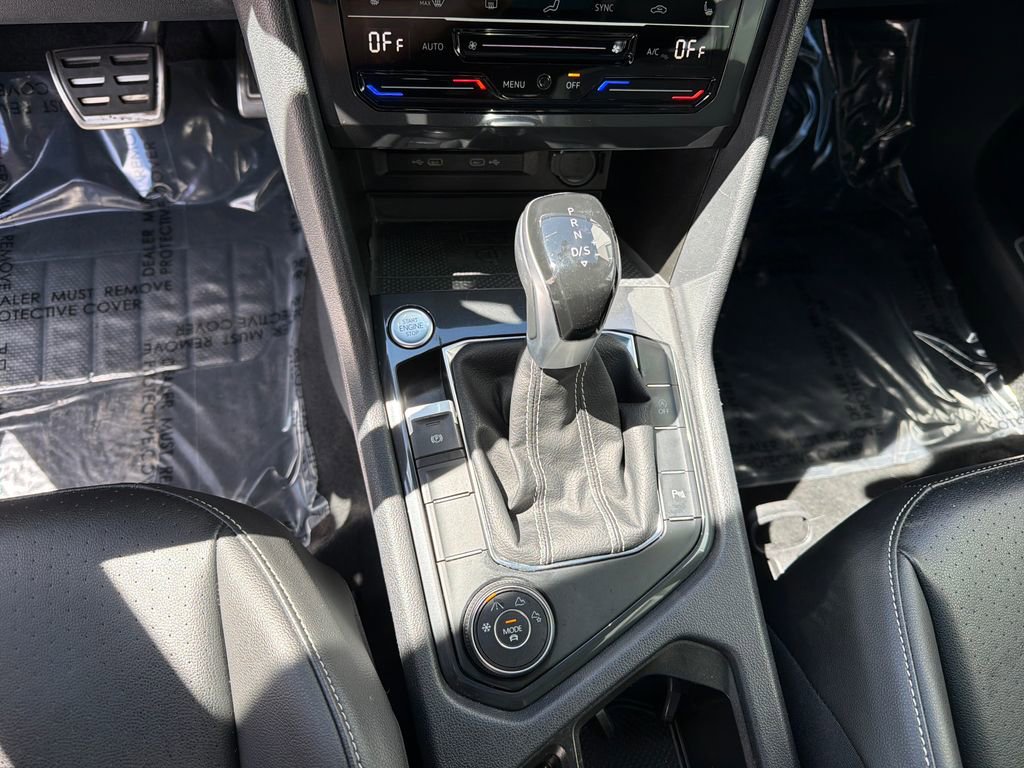 Certified 2022 Volkswagen Tiguan SE R-Line image 26