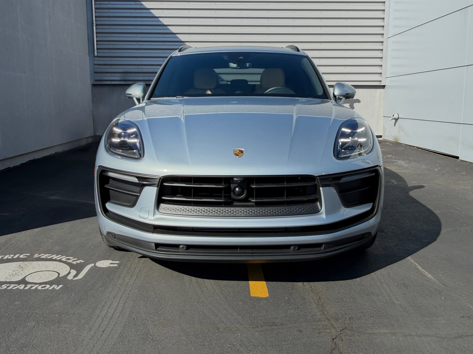 Used 2025 Porsche Macan AWD/4WD image 6