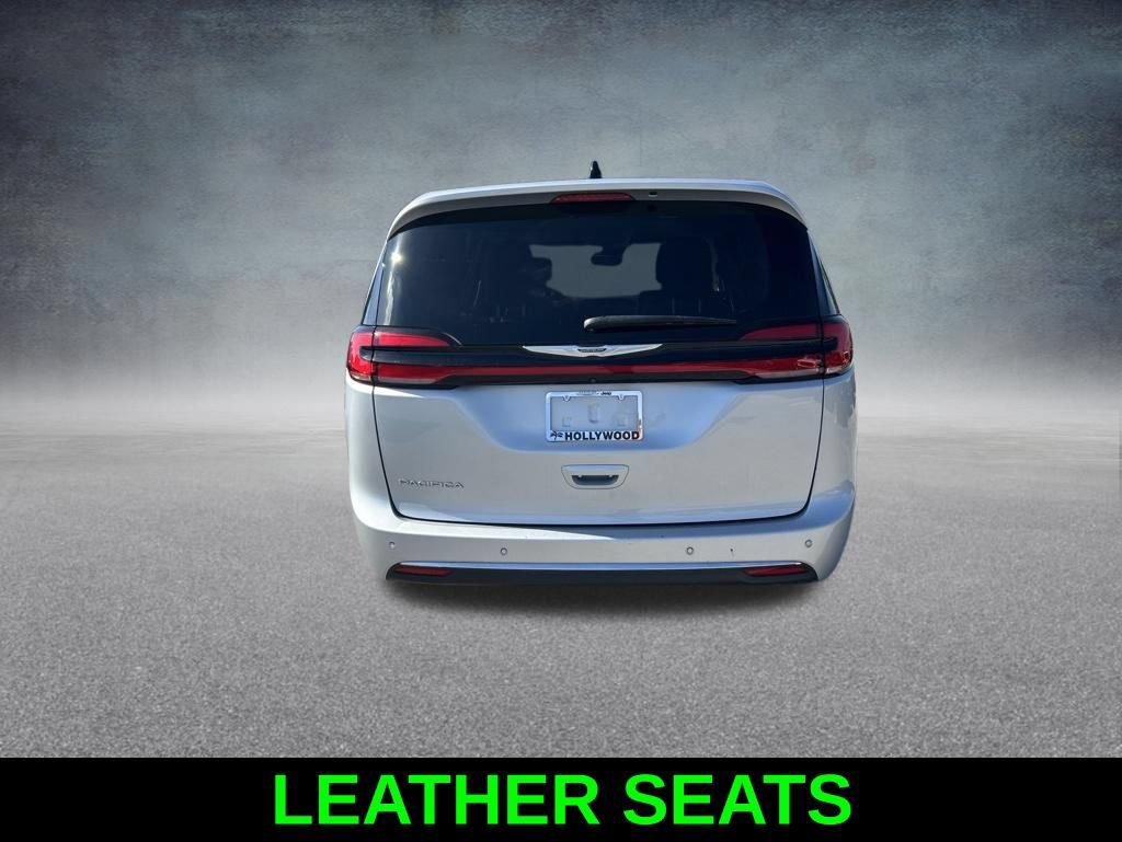 Used 2024 Chrysler Pacifica Touring-L FWD image 6