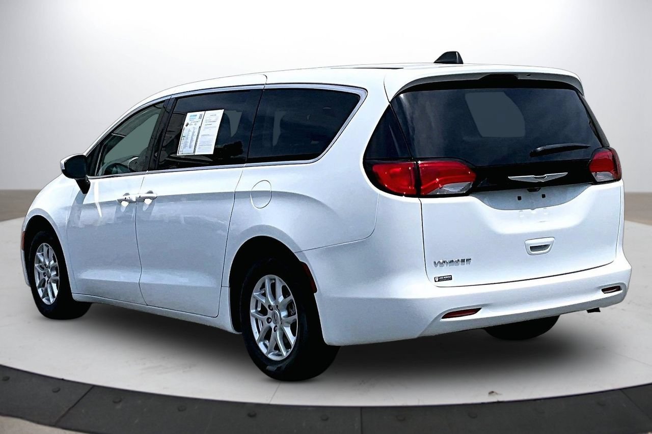 Certified 2023 Chrysler Voyager LX FWD image 6