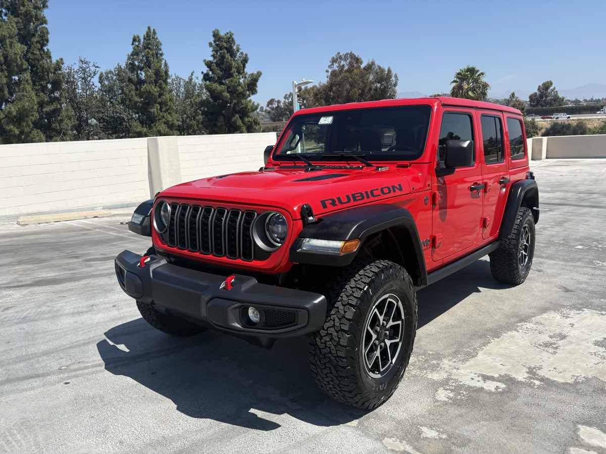 Used 2025 Jeep Wrangler Unlimited Rubicon w/ Convenience Group AWD/4WD image 4