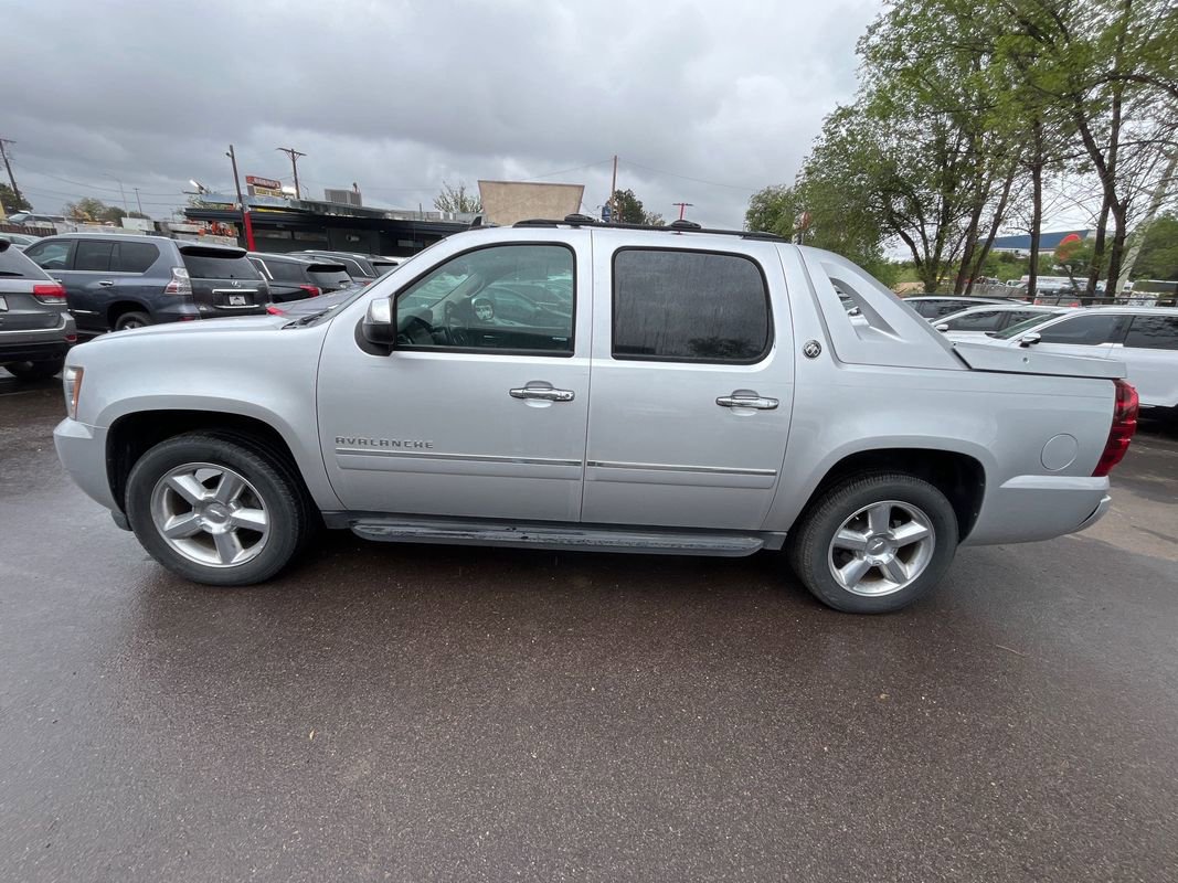 Used 2013 Chevrolet Avalanche LTZ RWD image 4