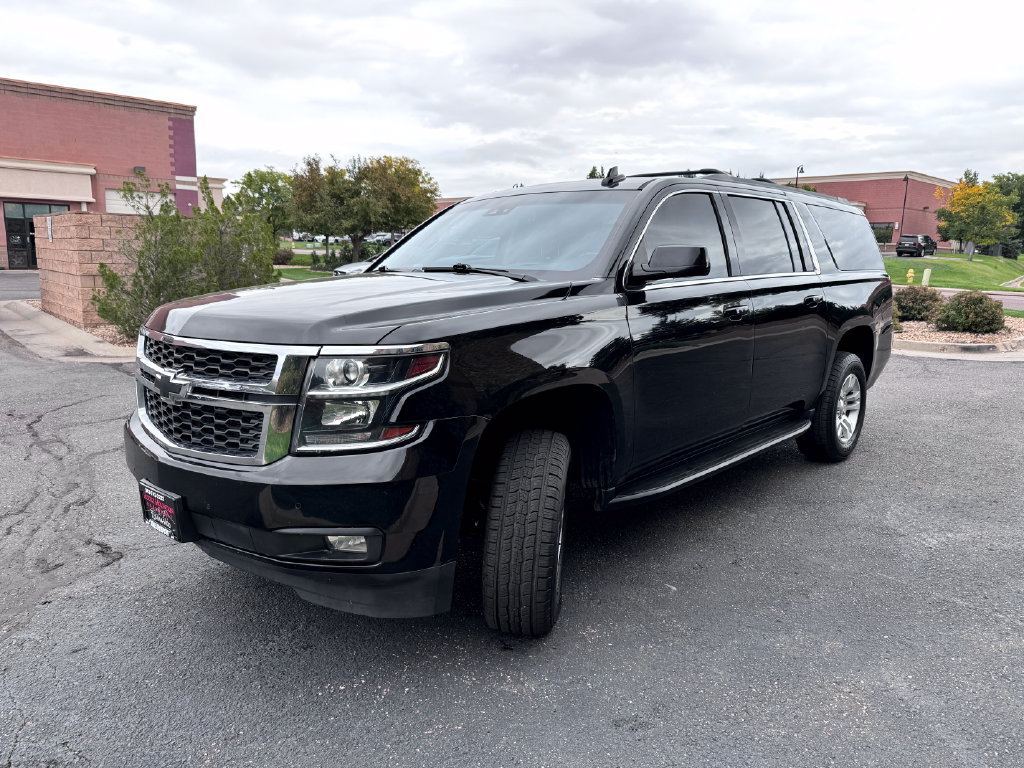 Used 2017 Chevrolet Suburban LT w/ Luxury Package AWD/4WD image 4