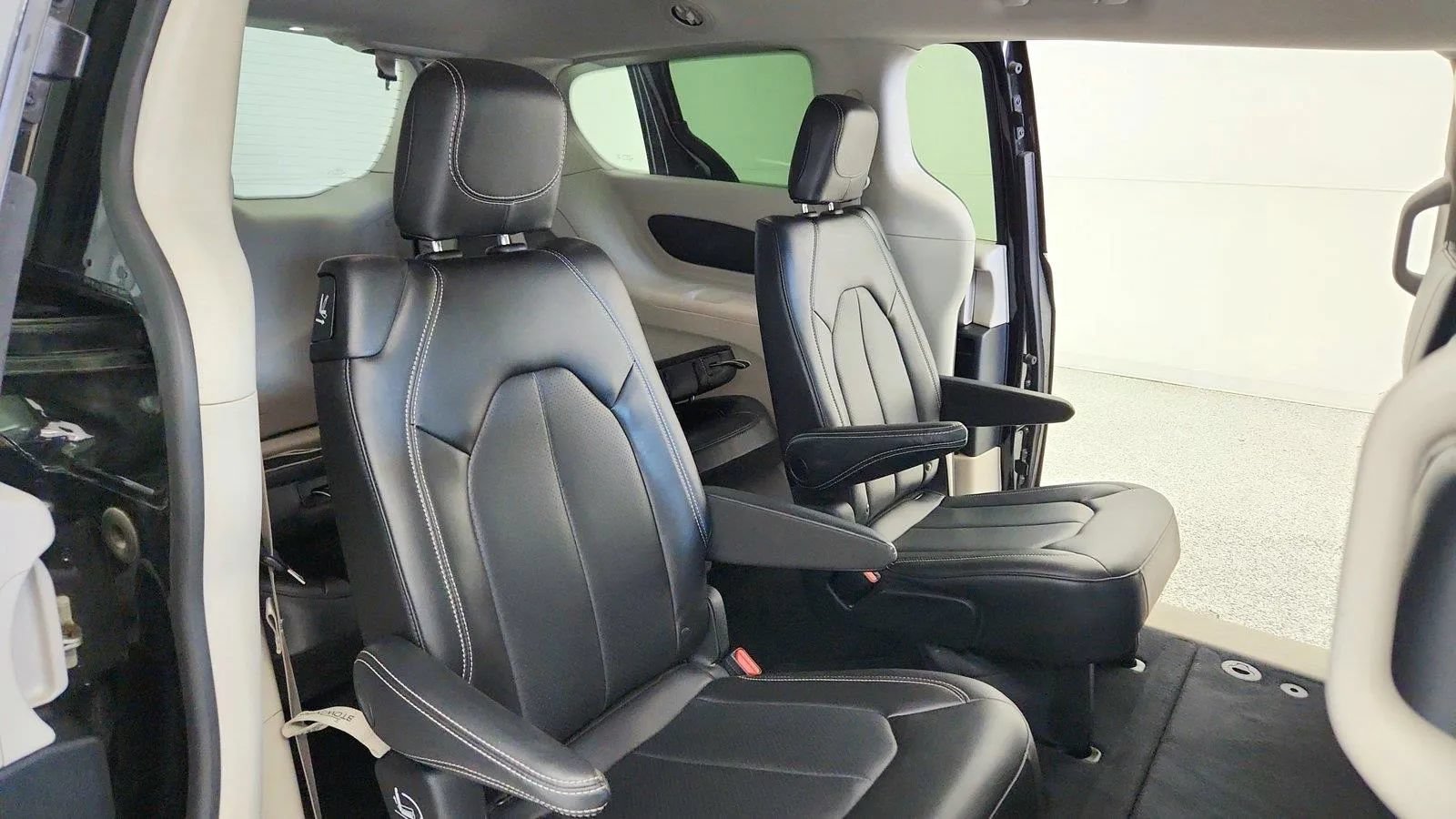 Used 2023 Chrysler Pacifica Touring-L FWD image 32