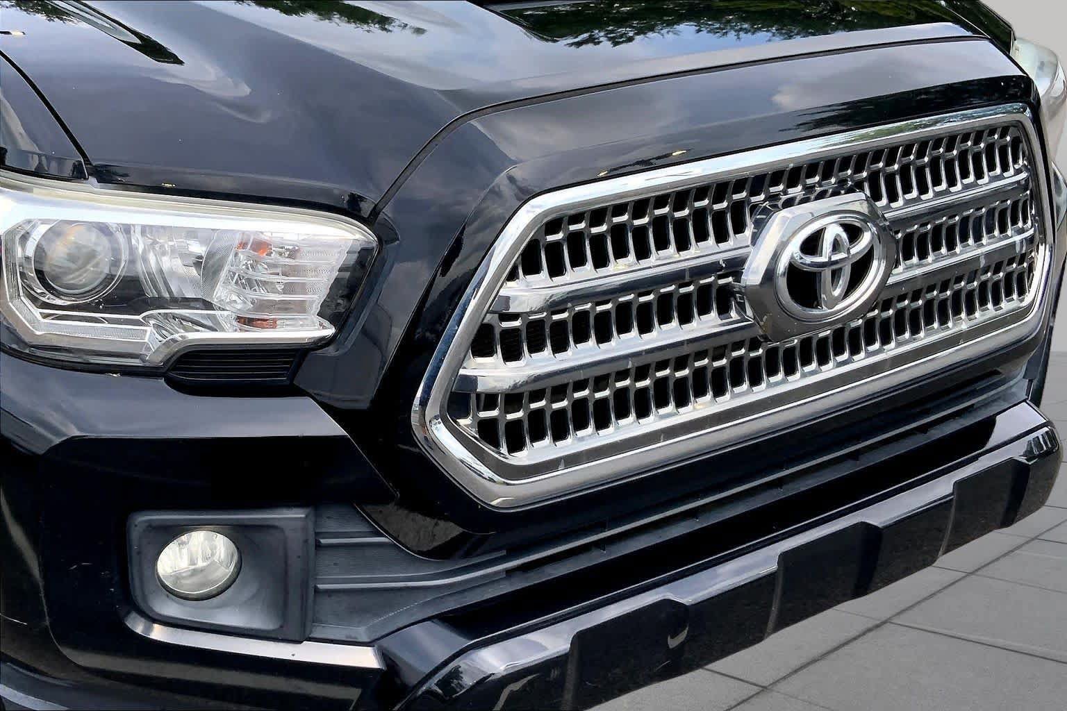Used 2017 Toyota Tacoma TRD Sport w/ Tow Package RWD image 29