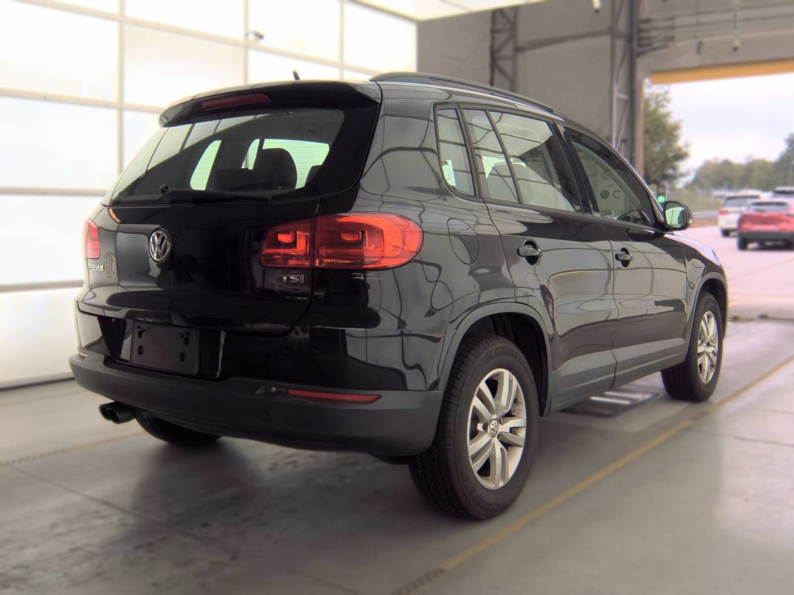 Used 2016 Volkswagen Tiguan S FWD image 4