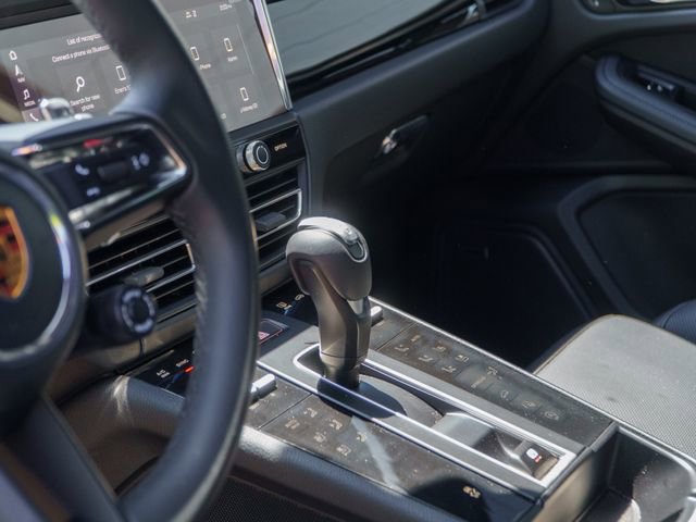 Certified 2026 Porsche Macan AWD/4WD image 27