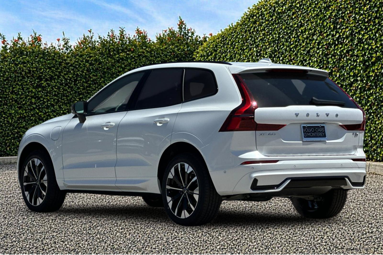 New 2026 Volvo XC60 T8 Plus w/ Climate Package AWD/4WD image 4