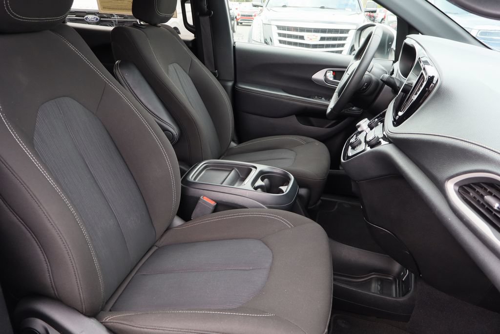 Used 2023 Chrysler Pacifica Touring FWD image 28