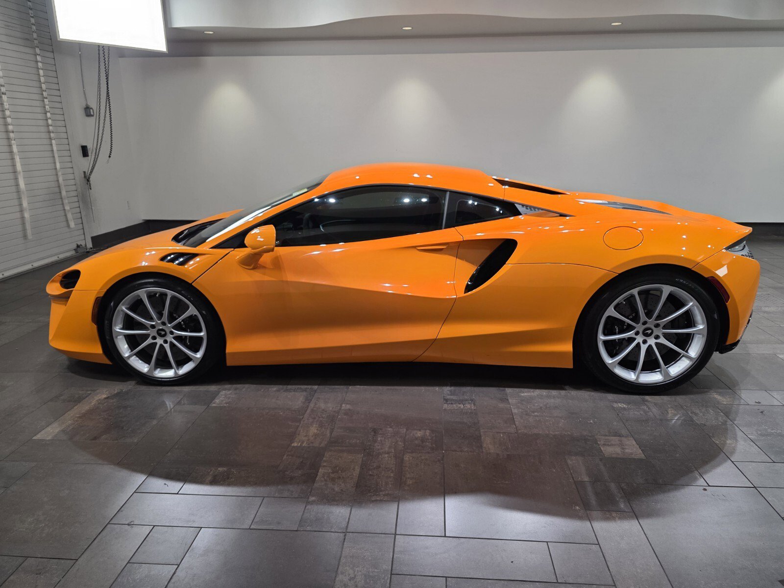 Used 2023 McLaren Artura image 3
