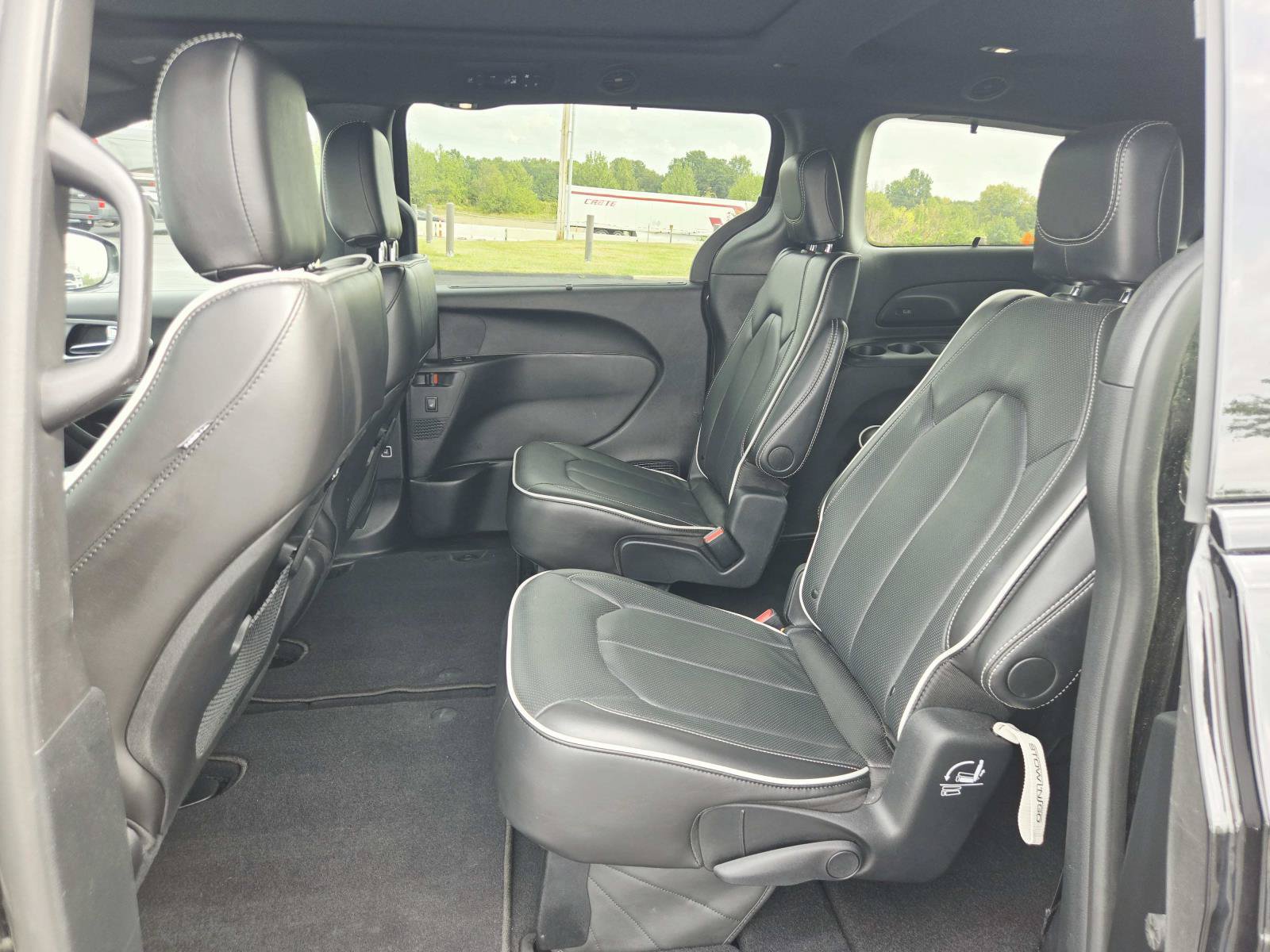Used 2025 Chrysler Pacifica Limited FWD image 14