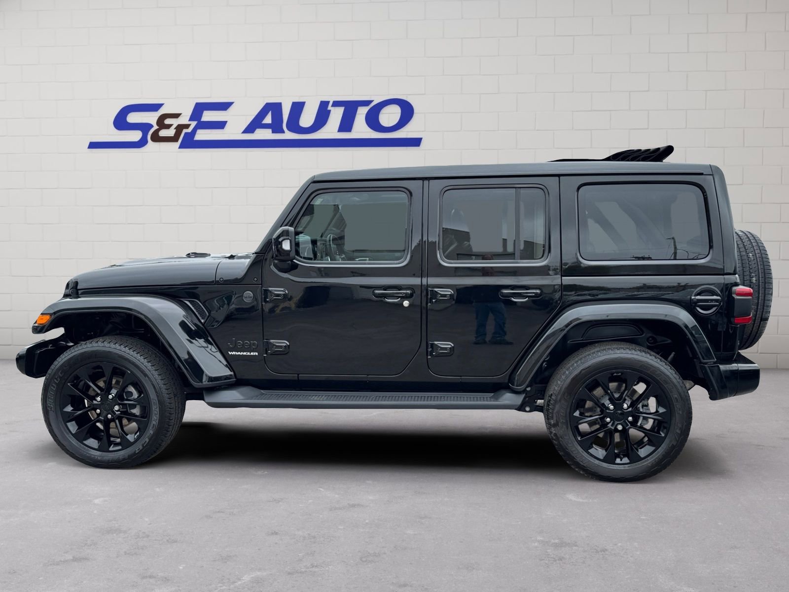 Used 2023 Jeep Wrangler Unlimited Sahara AWD/4WD image 2
