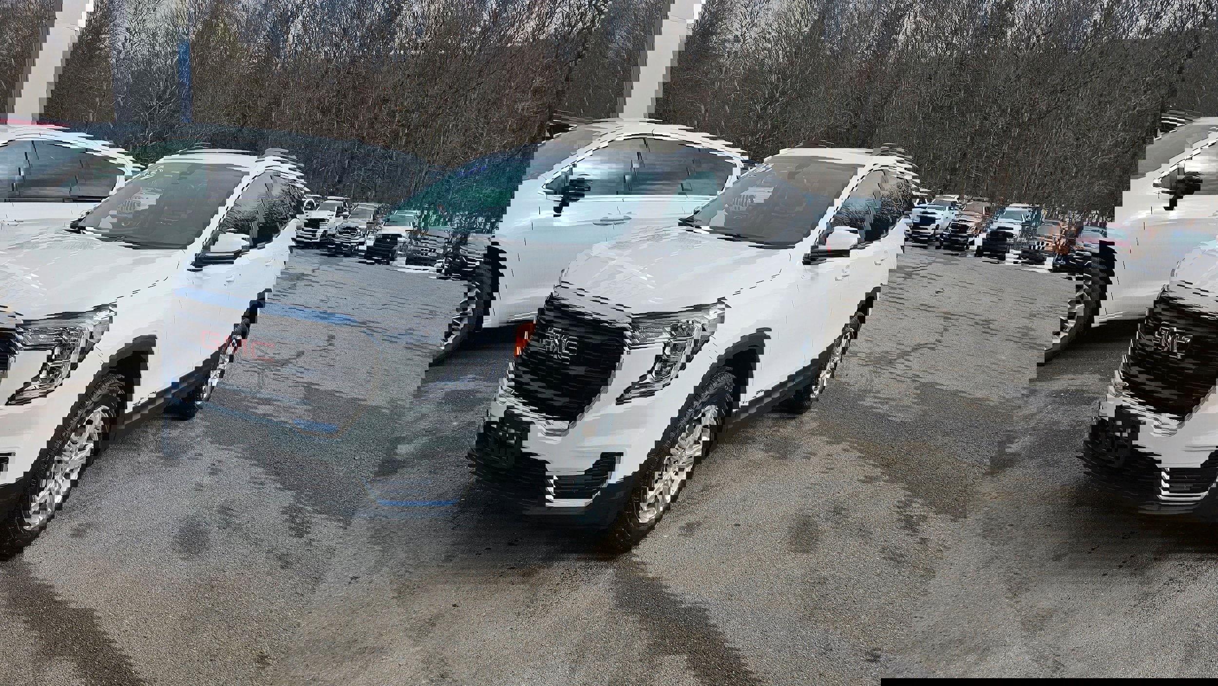 Used 2023 GMC Terrain SLE w/ Driver Convenience Package image 3