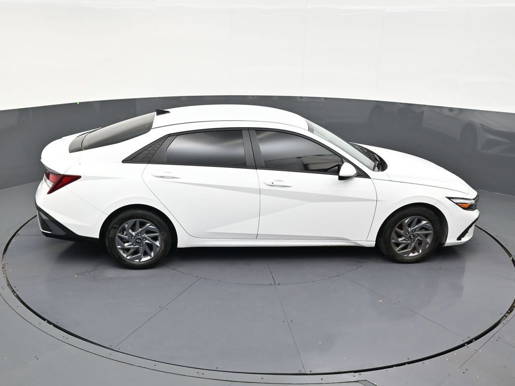 Used 2024 Hyundai Elantra SEL FWD image 18