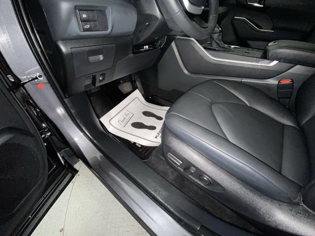 Used 2025 Toyota Highlander XLE AWD/4WD image 12