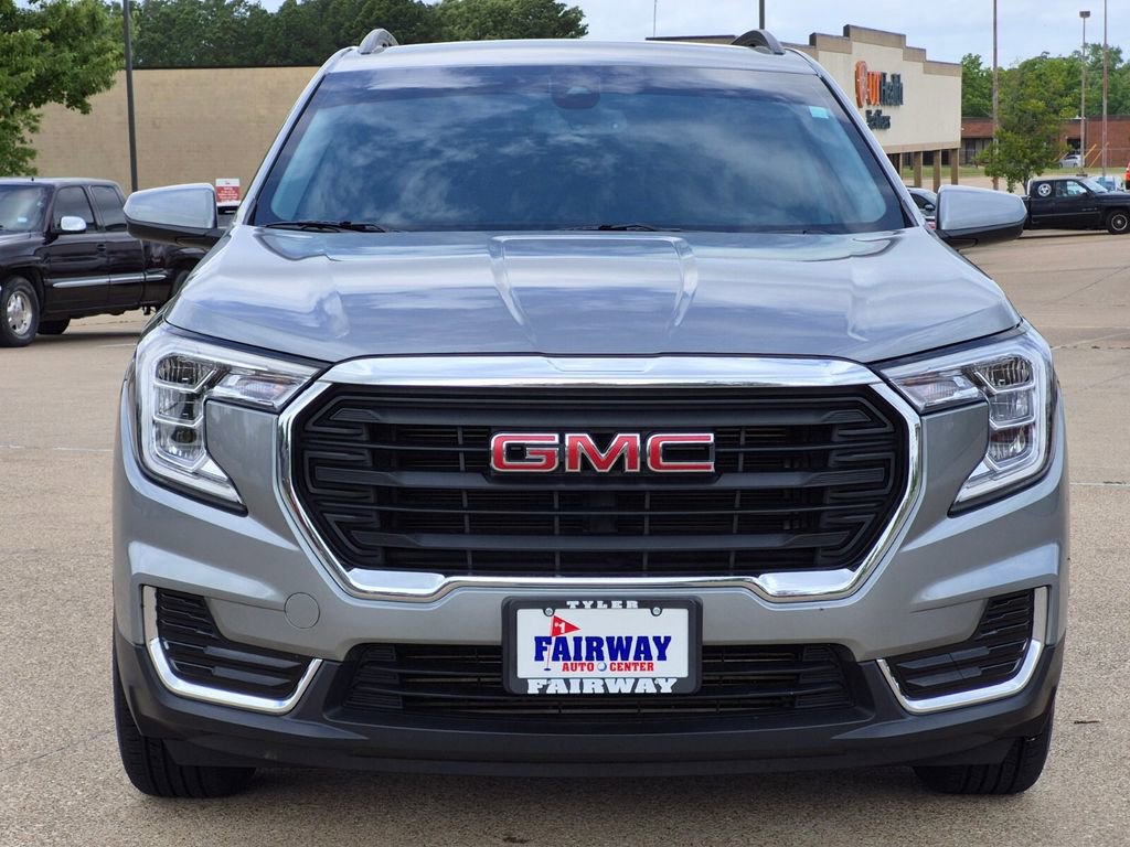 Used 2023 GMC Terrain SLE w/ Driver Convenience Package image 2