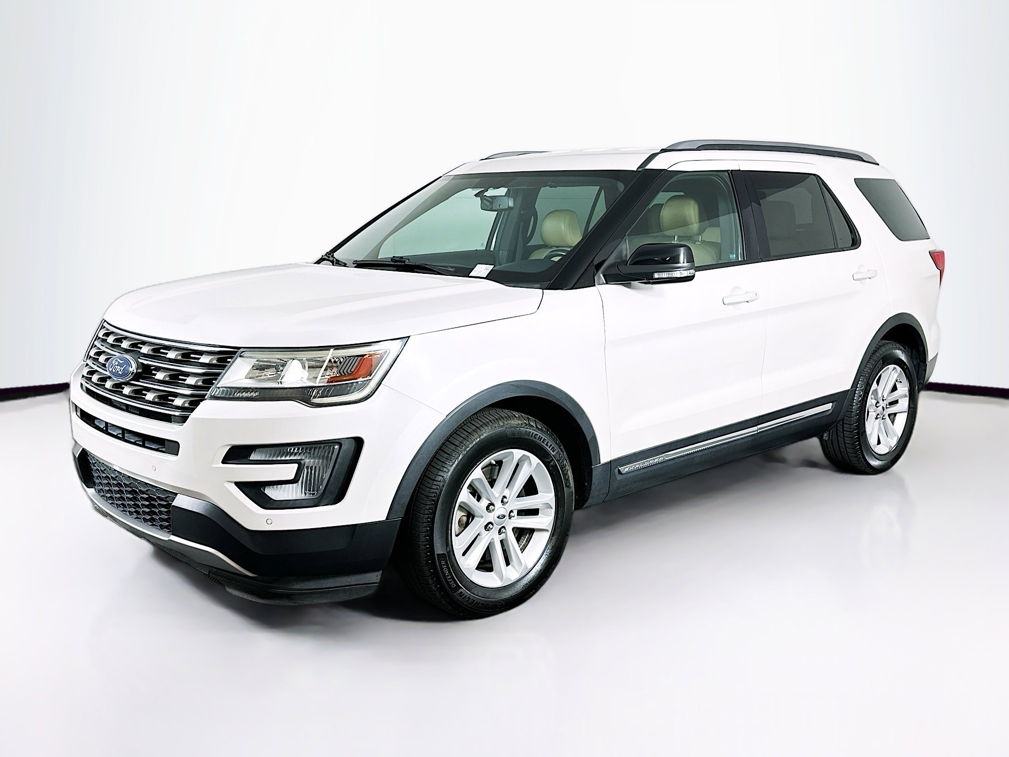 Used 2016 Ford Explorer XLT w/ Equipment Group 202A FWD image 3