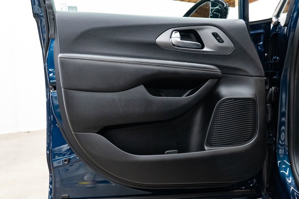Used 2025 Chrysler Pacifica Select image 21