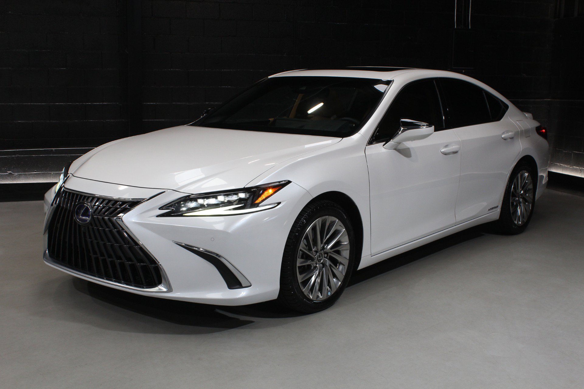Used 2022 Lexus ES 300h Ultra Luxury w/ Accessory Package 2 FWD image 4