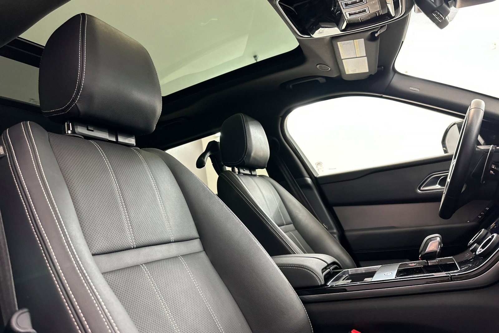 Used 2023 Land Rover Range Rover Velar R-Dynamic S image 31