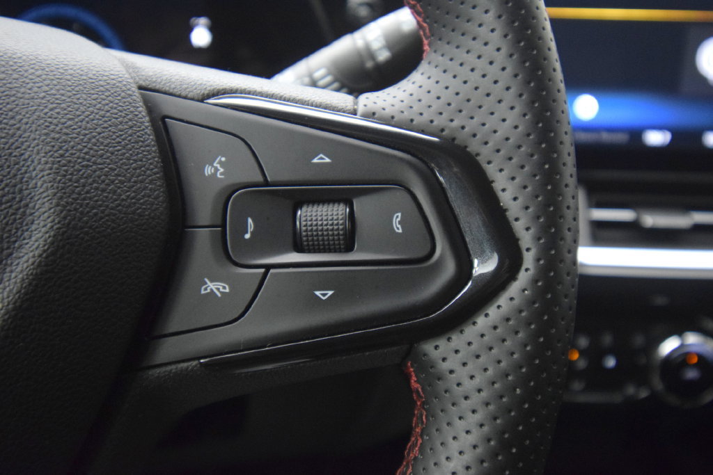 Used 2024 Chevrolet Trax RS w/ Driver Confidence Package FWD image 28