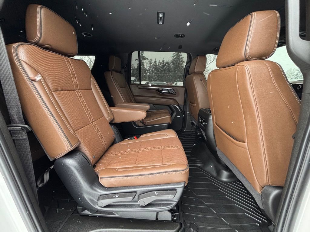Used 2025 Chevrolet Suburban High Country image 17