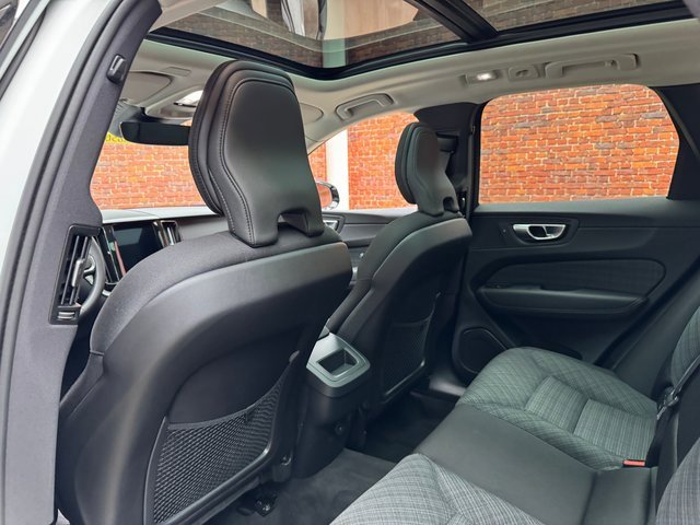 Used 2024 Volvo XC60 B5 Core image 24