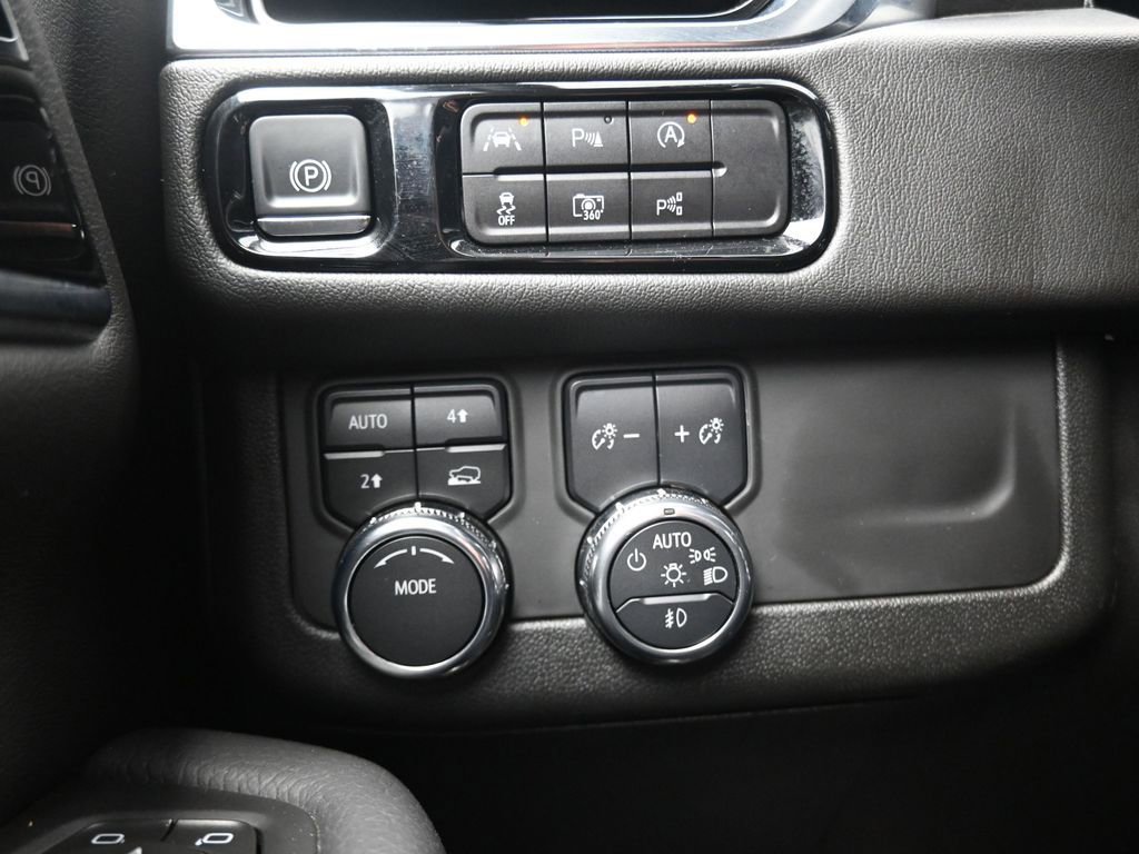 Used 2025 GMC Yukon XL Denali image 28