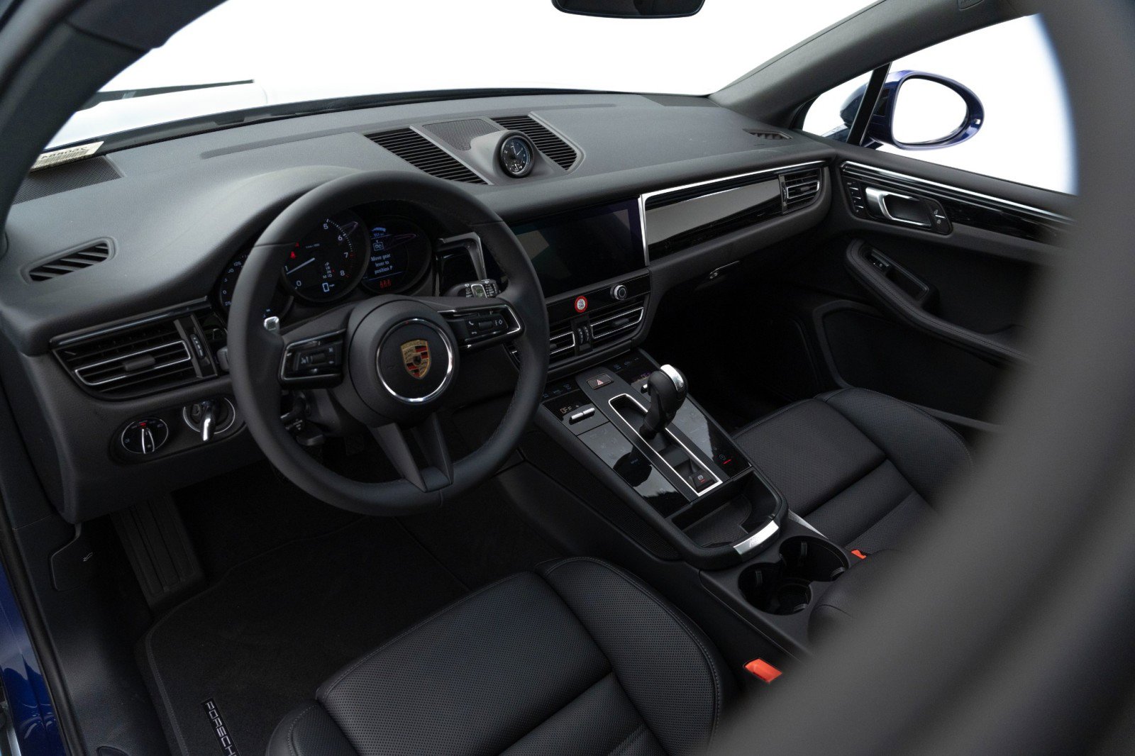 Certified 2025 Porsche Macan image 4