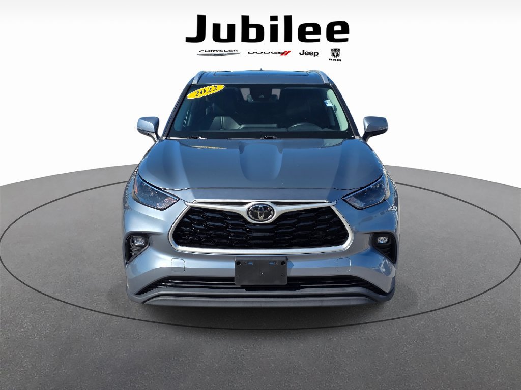 Used 2022 Toyota Highlander XLE FWD image 2