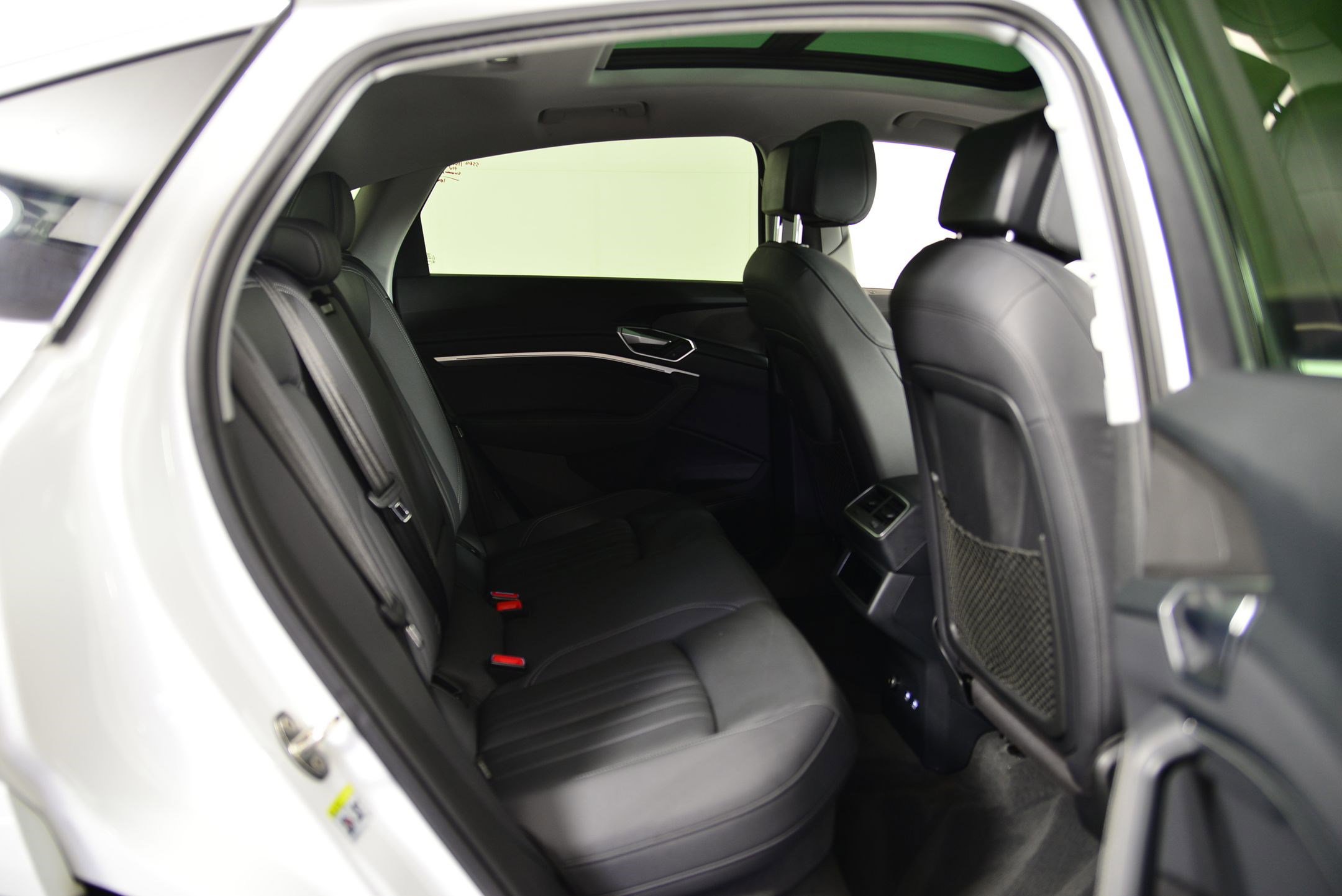 Used 2020 Audi e-tron Premium Plus image 22