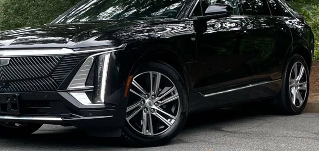 Used 2024 Cadillac Lyriq Luxury AWD/4WD image 2