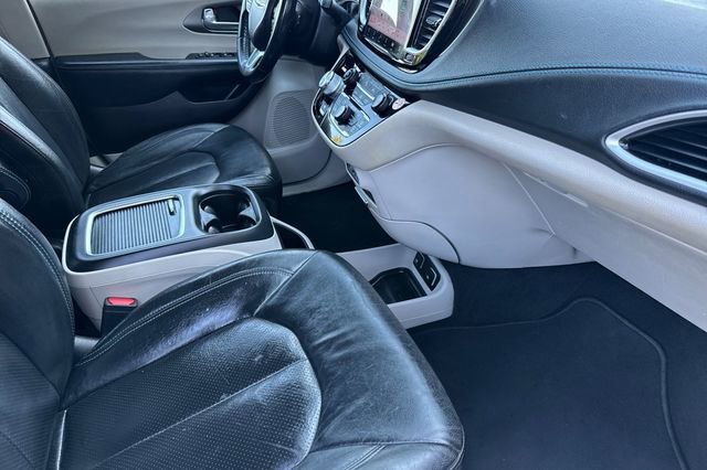 Used 2021 Chrysler Pacifica Touring-L FWD image 20
